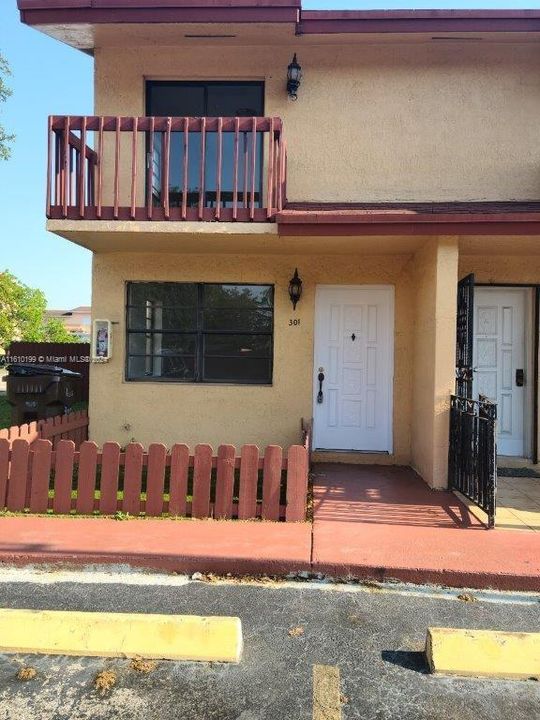 For Rent: $2,500 (2 beds, 1 baths, 828 Square Feet)