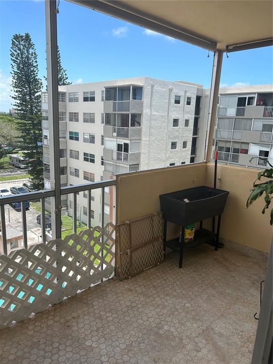 Active With Contract: $2,100 (2 beds, 2 baths, 1101 Square Feet)