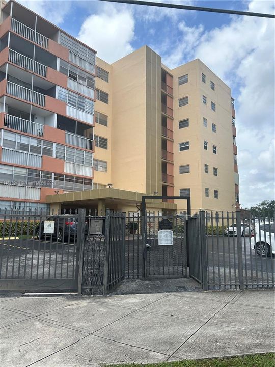 Active With Contract: $2,100 (2 beds, 2 baths, 1101 Square Feet)