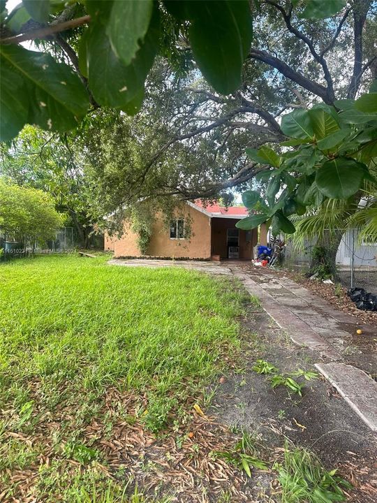 Recently Sold: $450,000 (2 beds, 1 baths, 927 Square Feet)