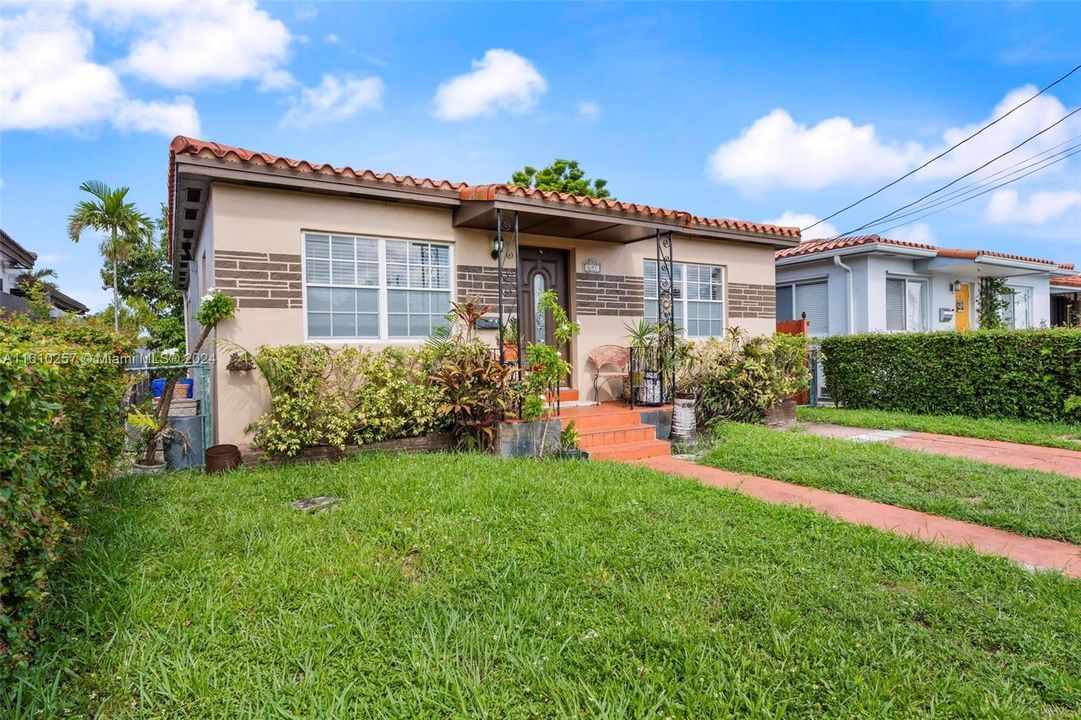 Recently Sold: $495,000 (2 beds, 1 baths, 920 Square Feet)