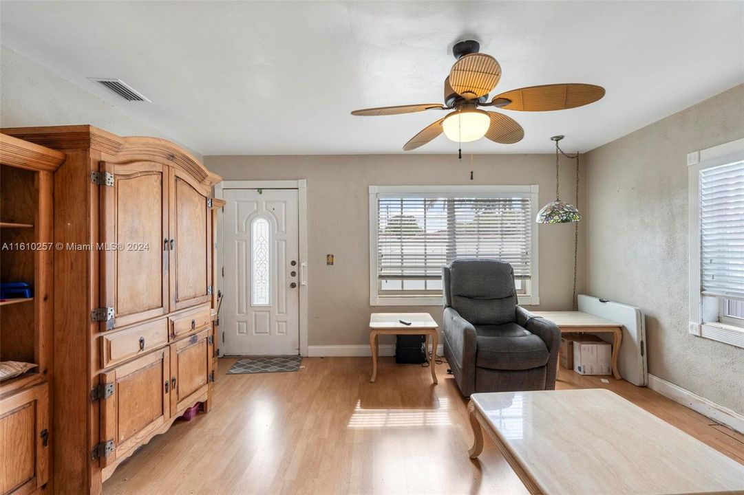 For Sale: $495,000 (2 beds, 1 baths, 920 Square Feet)