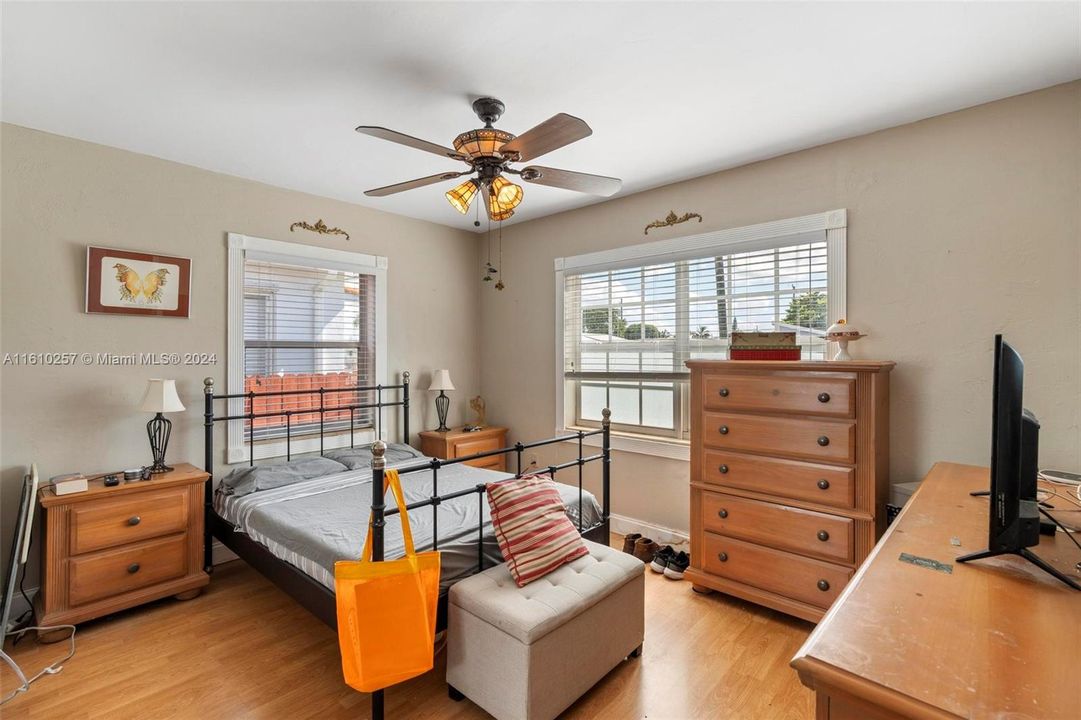 For Sale: $495,000 (2 beds, 1 baths, 920 Square Feet)