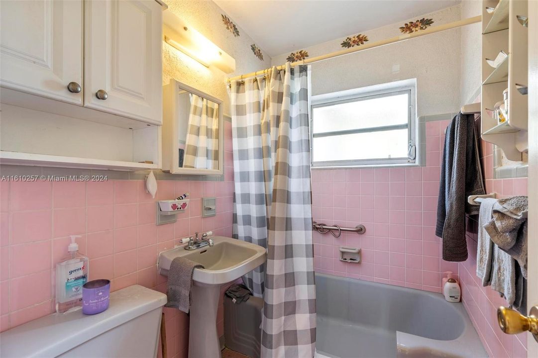 For Sale: $495,000 (2 beds, 1 baths, 920 Square Feet)