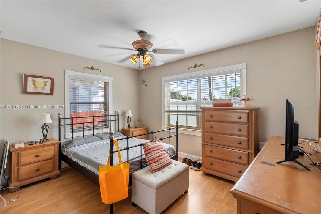 For Sale: $495,000 (2 beds, 1 baths, 920 Square Feet)