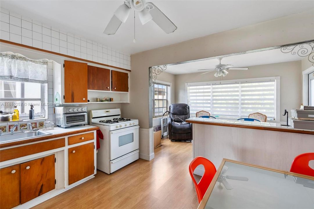 For Sale: $495,000 (2 beds, 1 baths, 920 Square Feet)