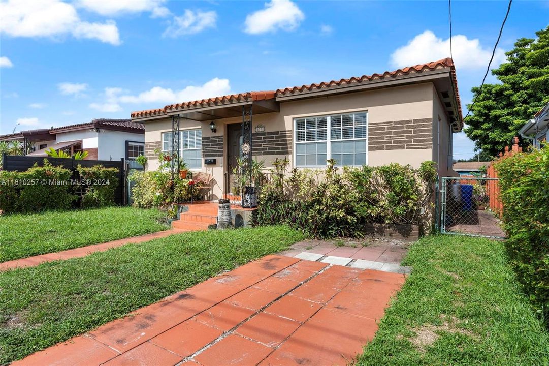 Recently Sold: $495,000 (2 beds, 1 baths, 920 Square Feet)