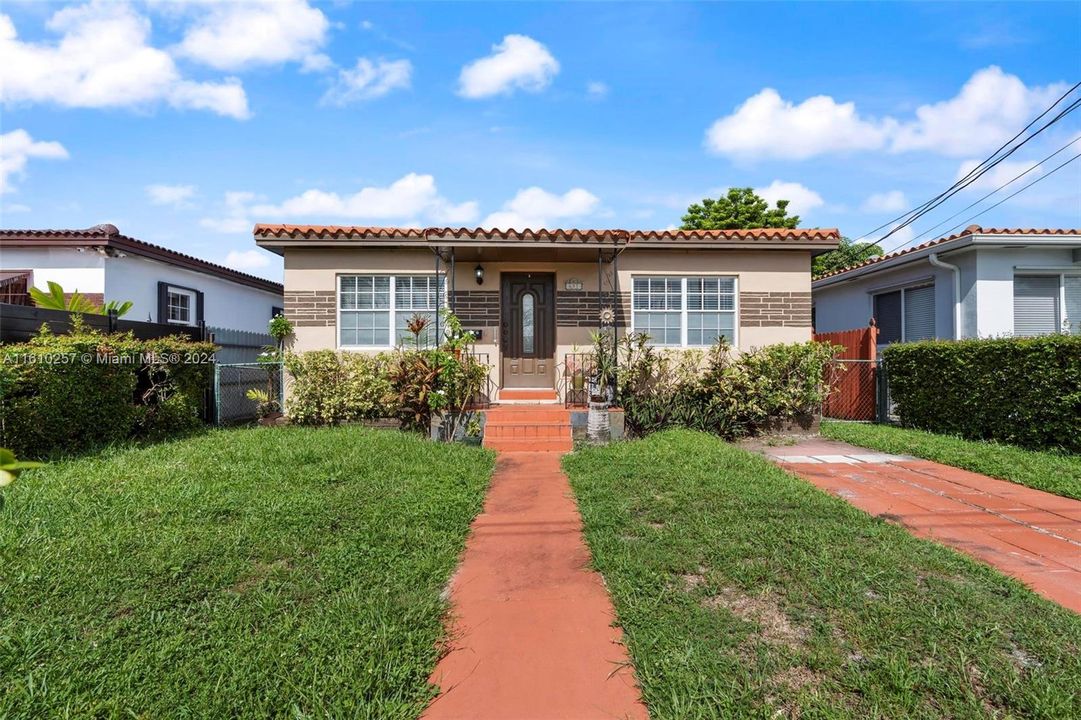 Recently Sold: $495,000 (2 beds, 1 baths, 920 Square Feet)