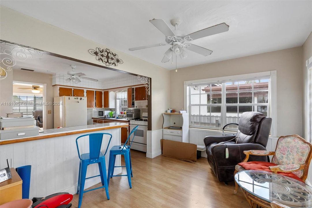 For Sale: $495,000 (2 beds, 1 baths, 920 Square Feet)