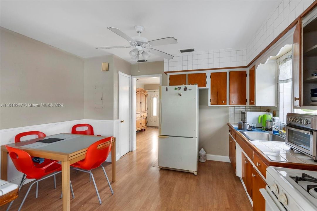 For Sale: $495,000 (2 beds, 1 baths, 920 Square Feet)