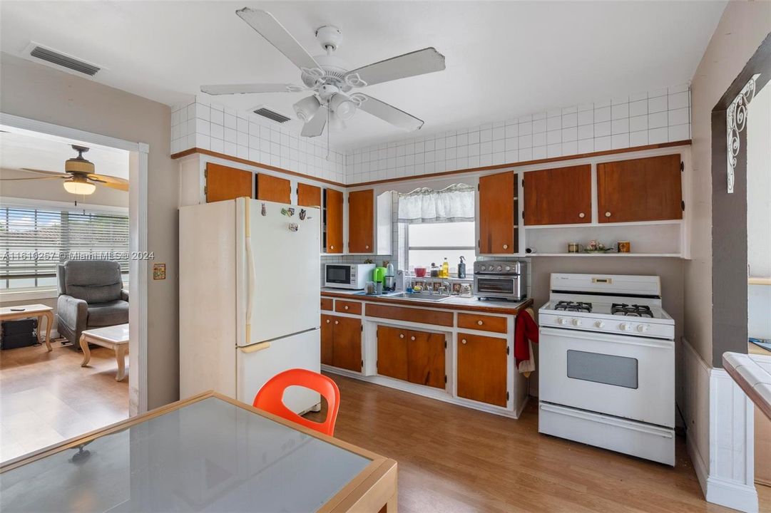 For Sale: $495,000 (2 beds, 1 baths, 920 Square Feet)