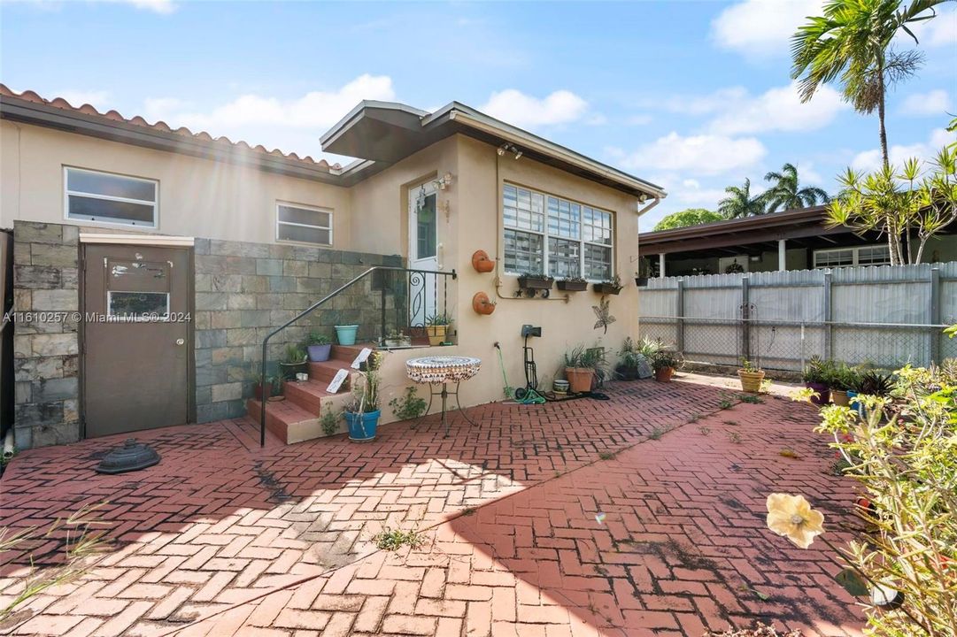 Recently Sold: $495,000 (2 beds, 1 baths, 920 Square Feet)