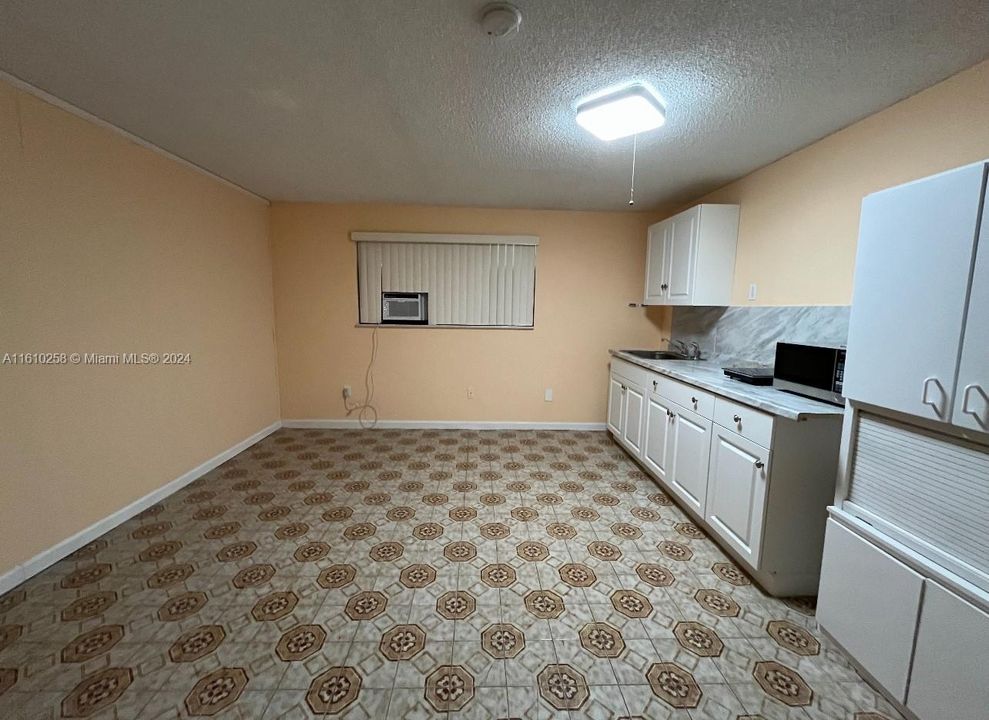 For Rent: $2,000 (2 beds, 1 baths, 1760 Square Feet)