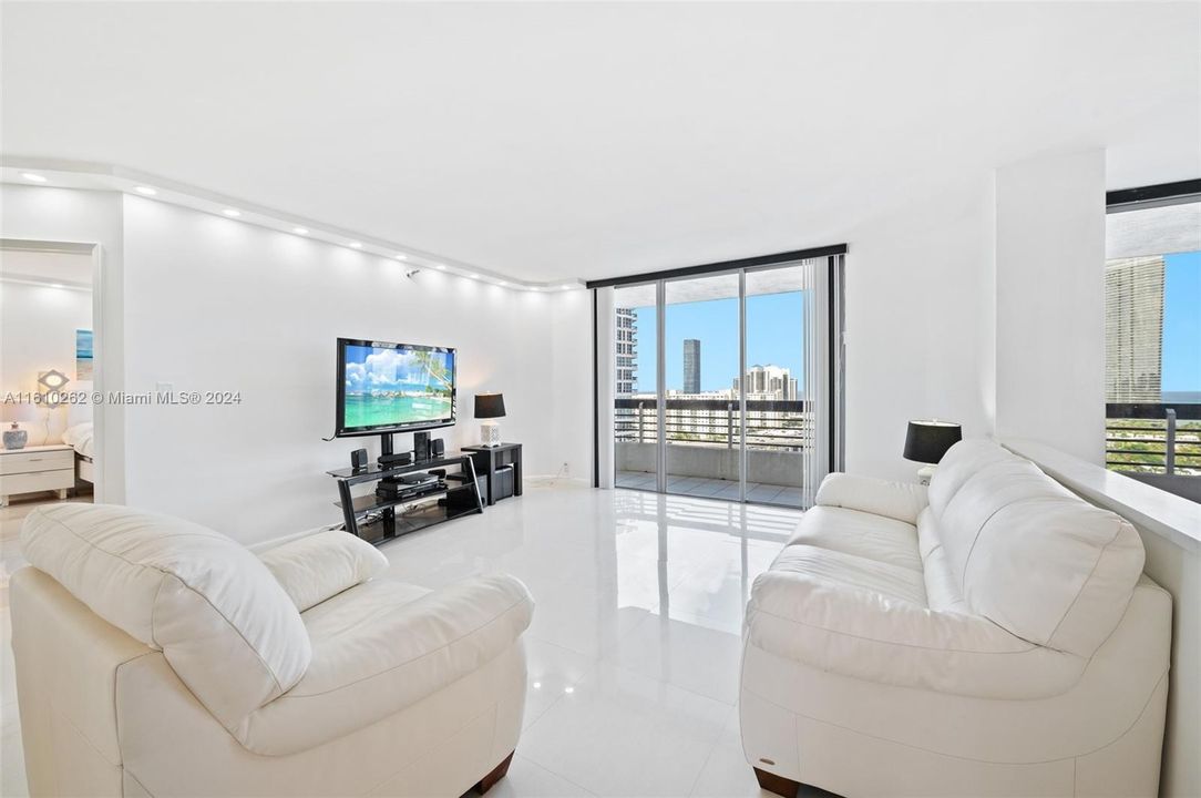 For Sale: $699,000 (2 beds, 2 baths, 1365 Square Feet)