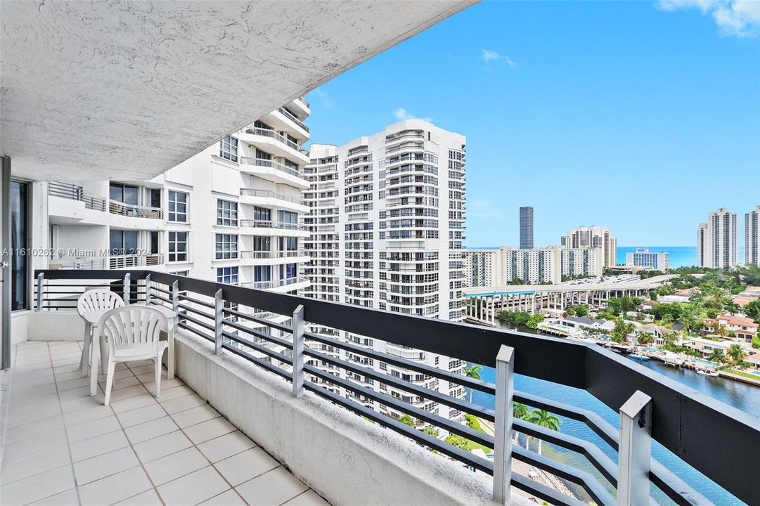 For Sale: $699,000 (2 beds, 2 baths, 1365 Square Feet)