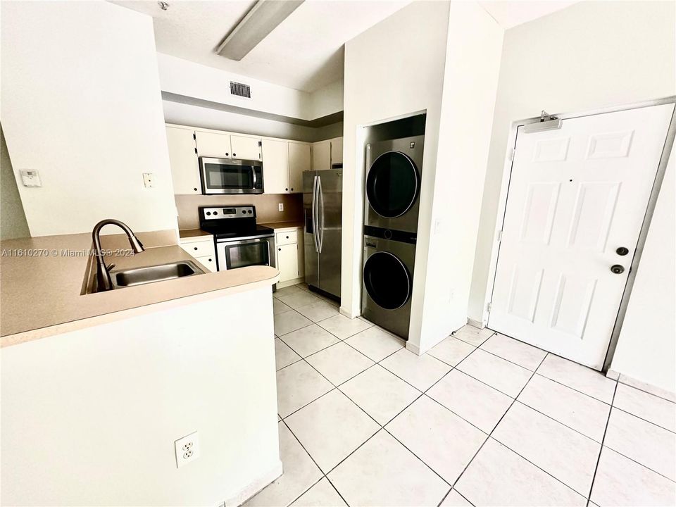 For Rent: $2,600 (2 beds, 2 baths, 910 Square Feet)