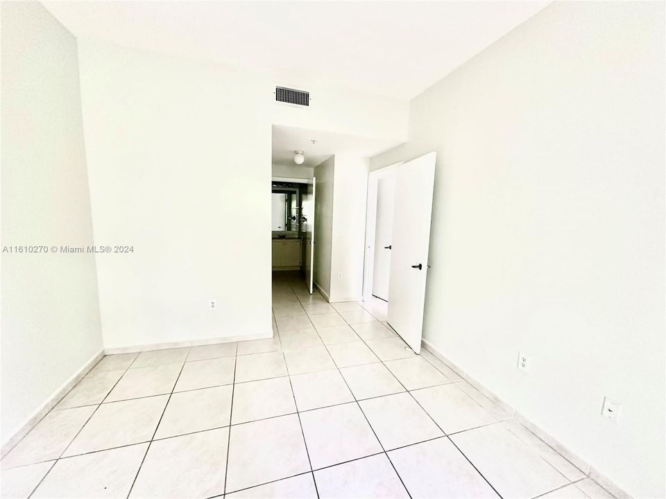 For Rent: $2,600 (2 beds, 2 baths, 910 Square Feet)