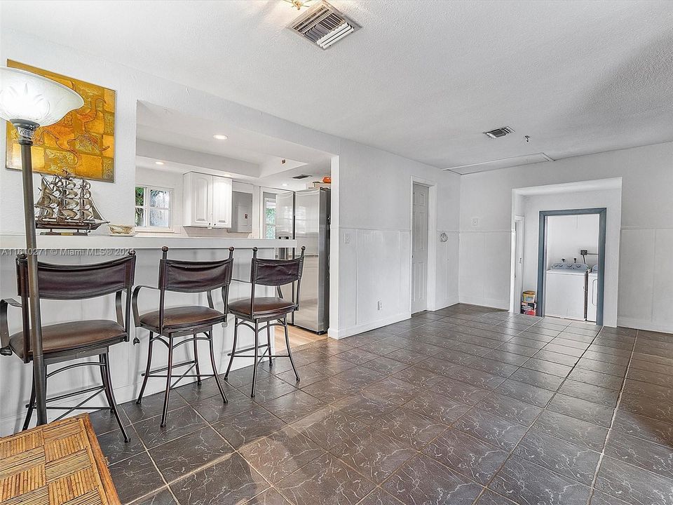 For Sale: $425,000 (2 beds, 1 baths, 1188 Square Feet)