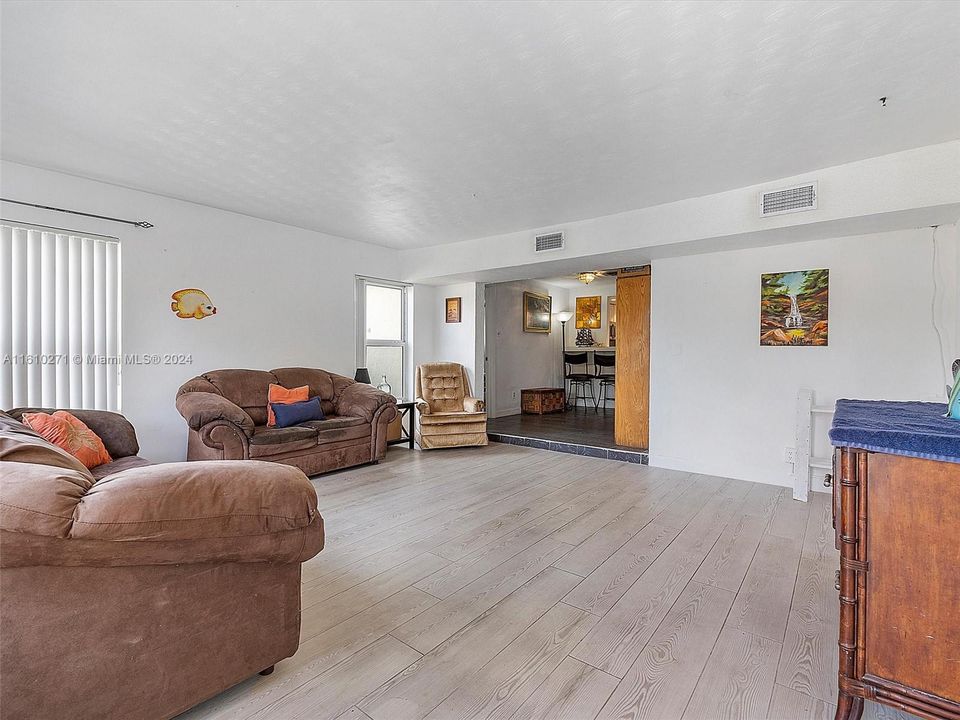 For Sale: $425,000 (2 beds, 1 baths, 1188 Square Feet)