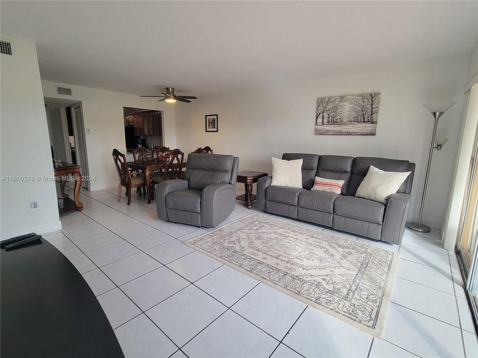 For Sale: $340,000 (2 beds, 2 baths, 1132 Square Feet)