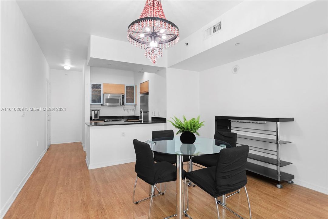 For Sale: $535,000 (1 beds, 1 baths, 704 Square Feet)