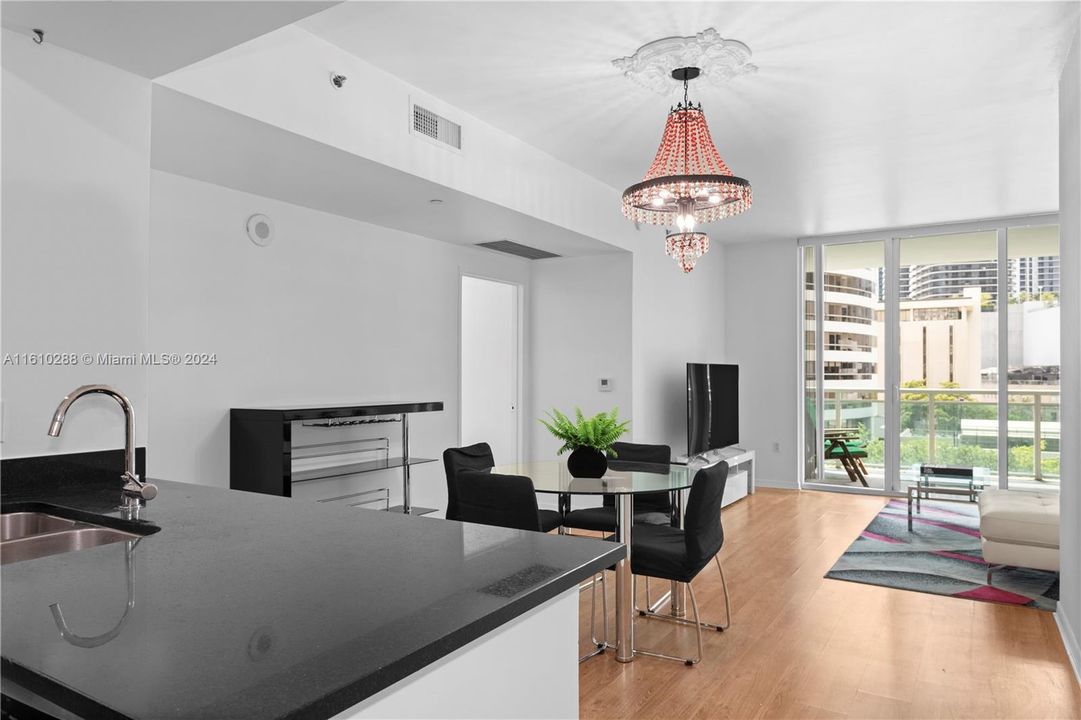 For Sale: $535,000 (1 beds, 1 baths, 704 Square Feet)