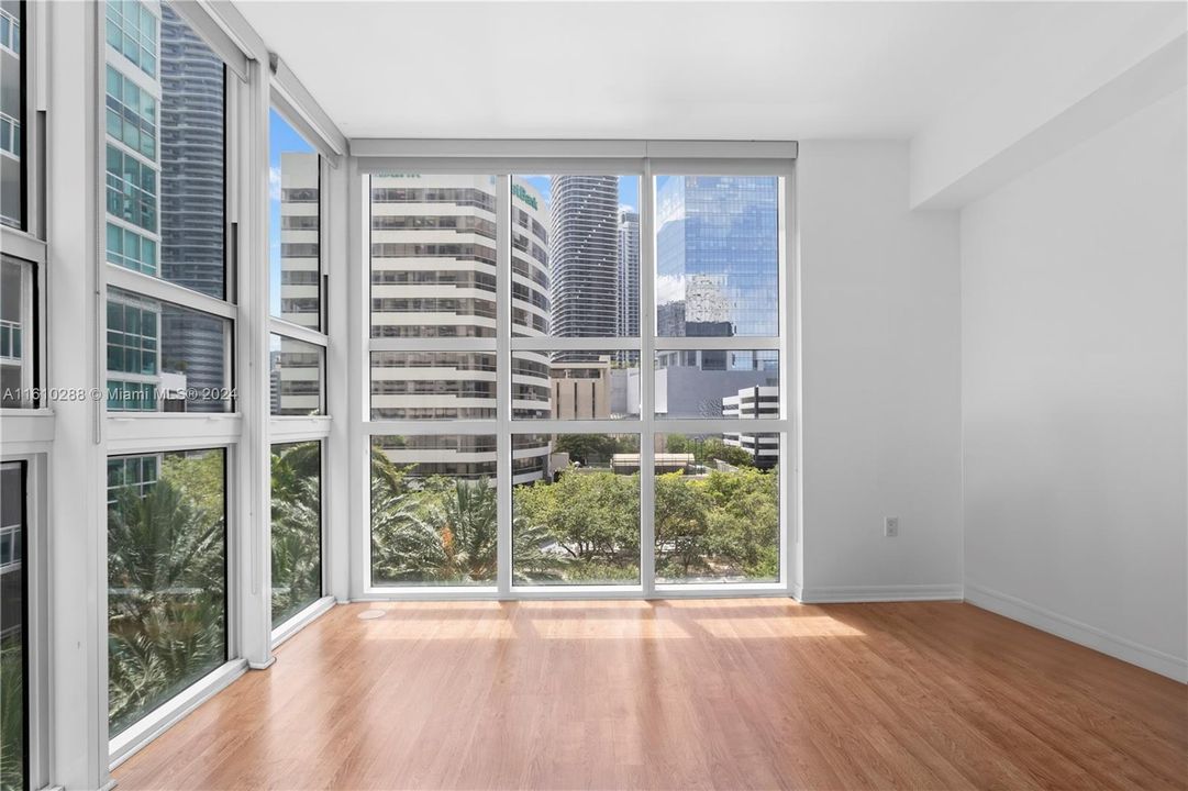 For Sale: $535,000 (1 beds, 1 baths, 704 Square Feet)