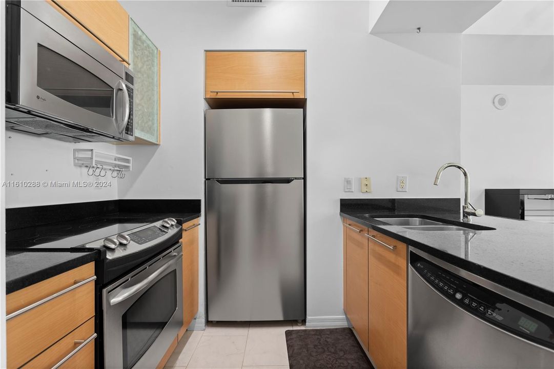 For Sale: $535,000 (1 beds, 1 baths, 704 Square Feet)