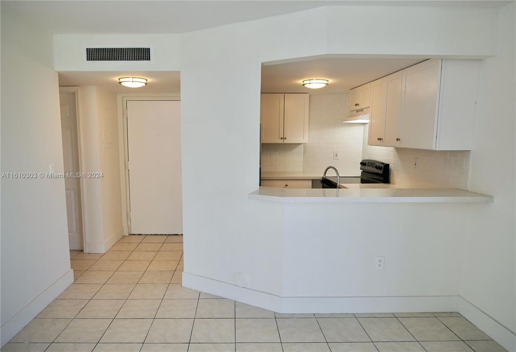 For Rent: $1,800 (1 beds, 1 baths, 740 Square Feet)