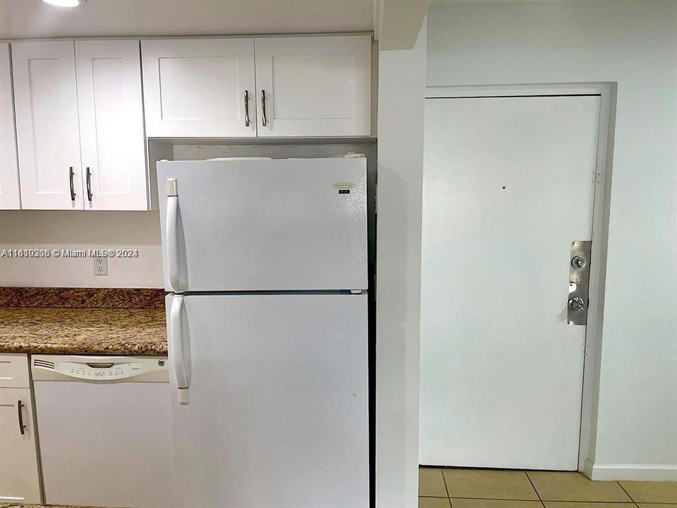 For Rent: $2,500 (2 beds, 2 baths, 936 Square Feet)