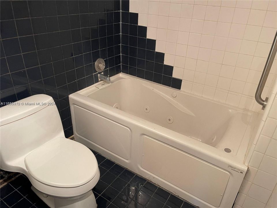 Active With Contract: $1,500 (1 beds, 1 baths, 836 Square Feet)
