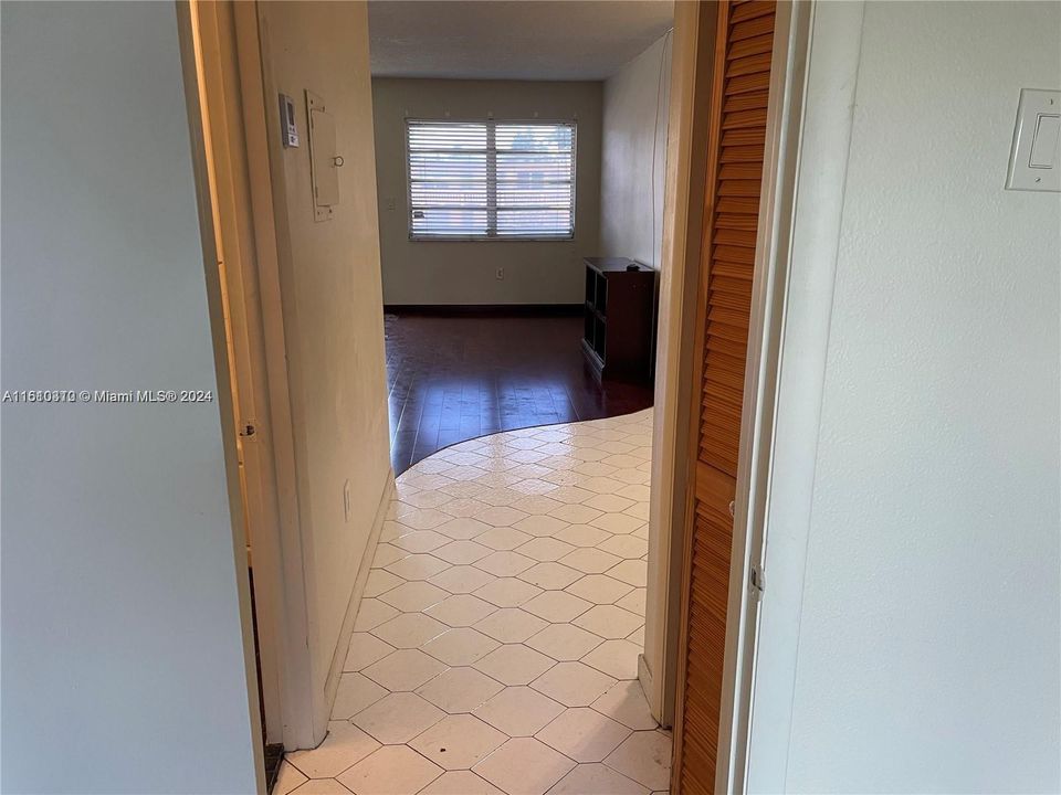 Active With Contract: $1,500 (1 beds, 1 baths, 836 Square Feet)