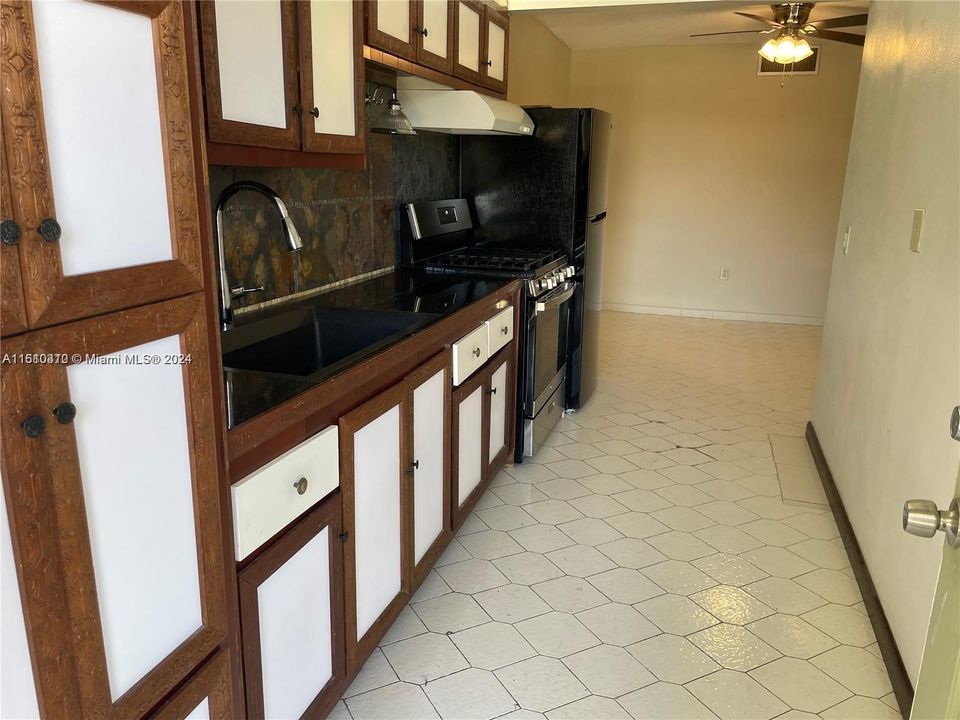 For Rent: $1,500 (1 beds, 1 baths, 836 Square Feet)