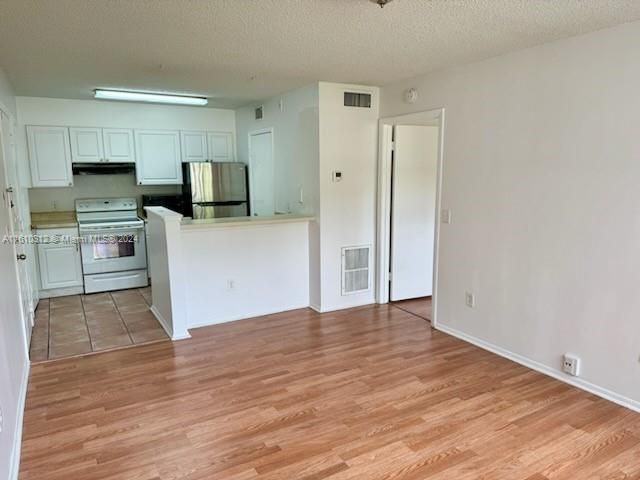 For Rent: $1,590 (1 beds, 1 baths, 600 Square Feet)