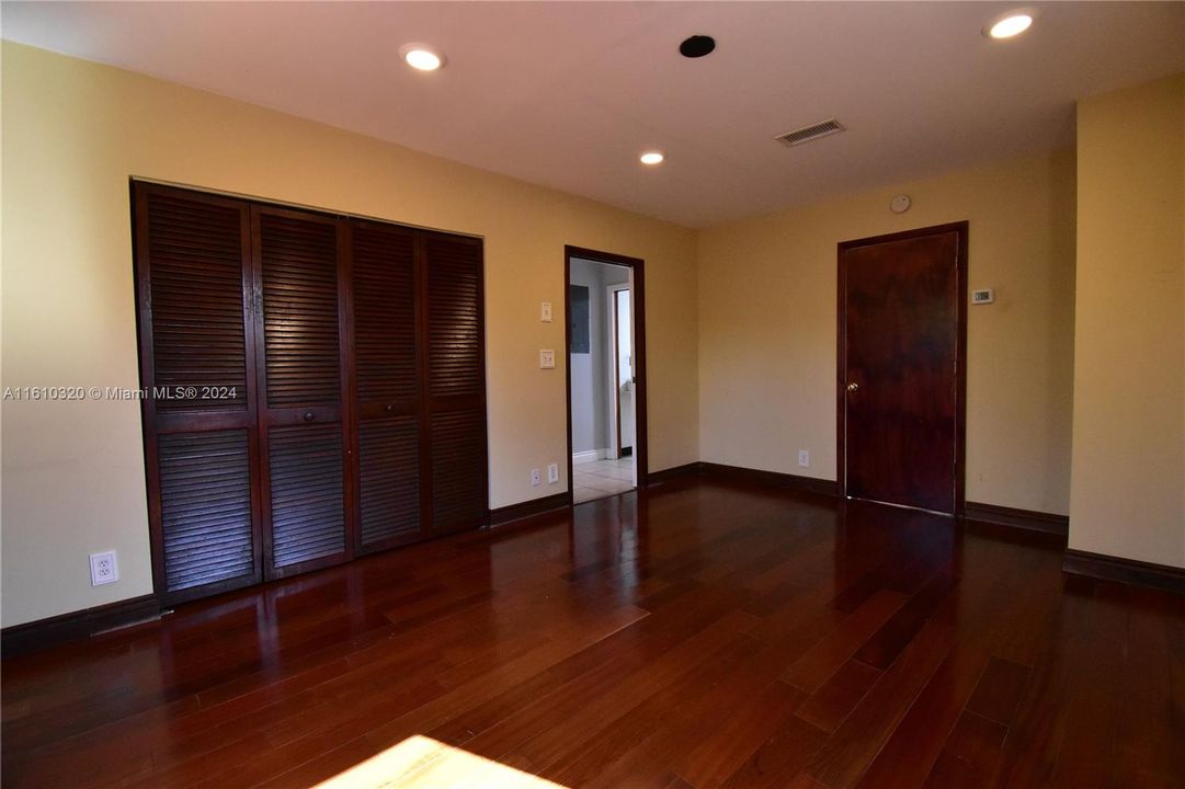 Vendido Recientemente: $779,000 (3 camas, 2 baños, 1792 Pies cuadrados)