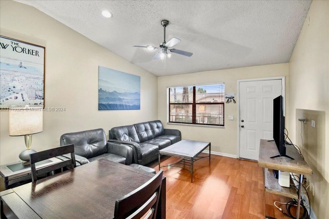 For Sale: $214,000 (1 beds, 1 baths, 600 Square Feet)