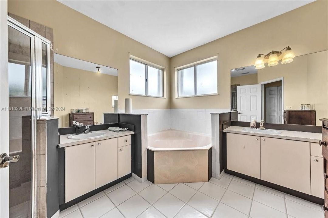 For Sale: $600,000 (4 beds, 2 baths, 2442 Square Feet)