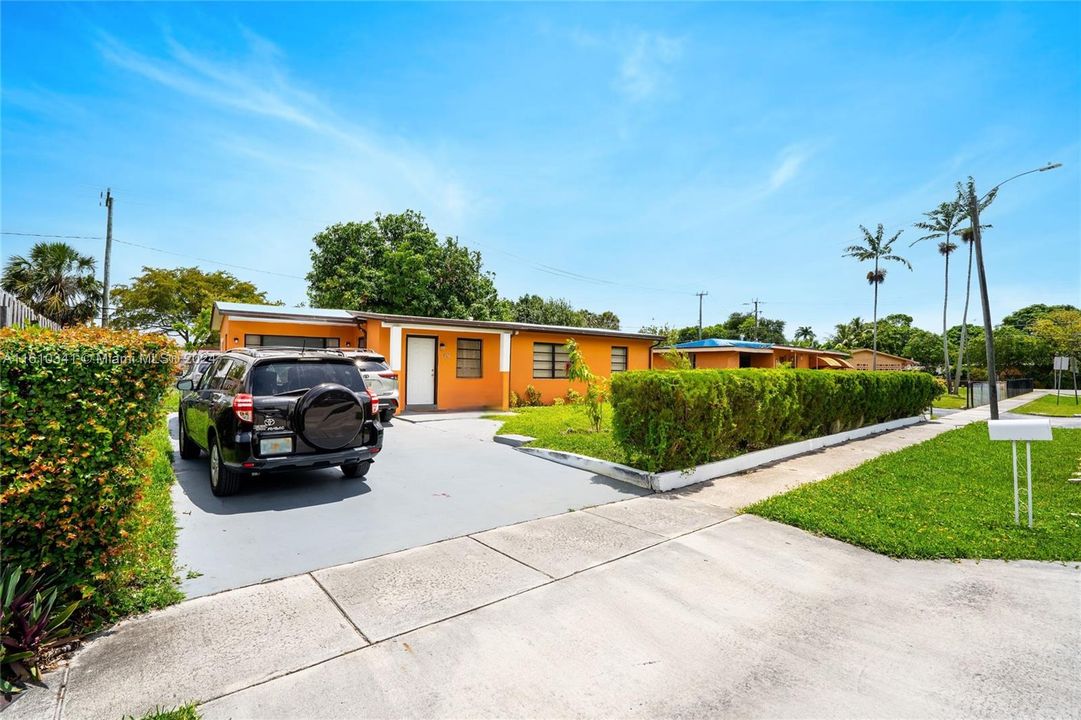 For Sale: $445,000 (3 beds, 2 baths, 1272 Square Feet)