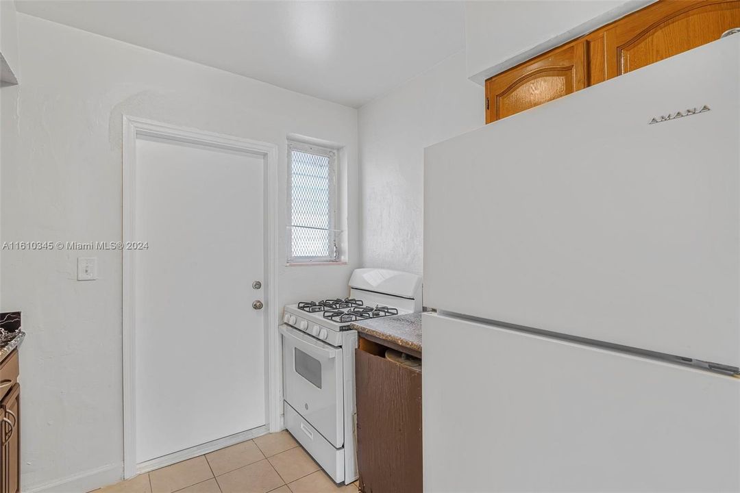 For Rent: $2,300 (2 beds, 1 baths, 1107 Square Feet)