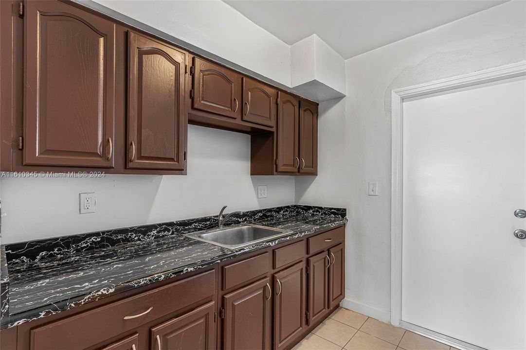 For Rent: $2,300 (2 beds, 1 baths, 1107 Square Feet)