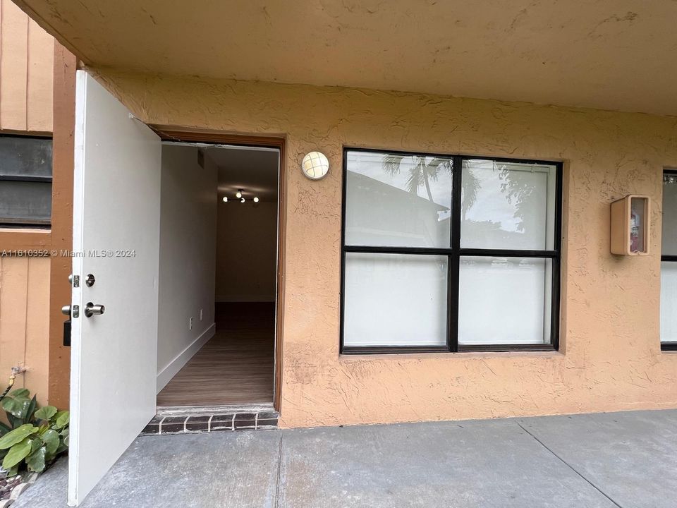 For Rent: $2,450 (2 beds, 2 baths, 750 Square Feet)