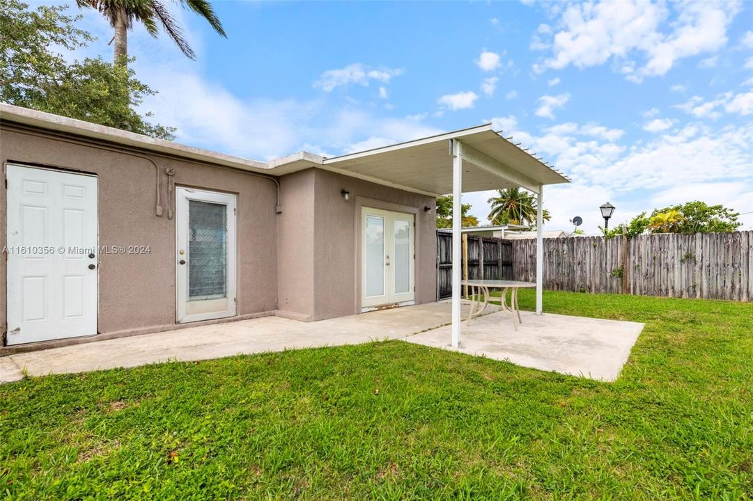 Active With Contract: $389,000 (1 beds, 1 baths, 910 Square Feet)