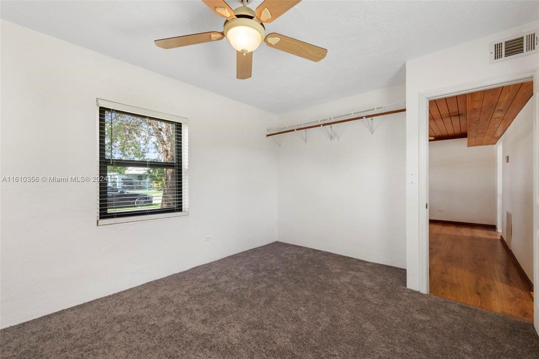 Active With Contract: $389,000 (1 beds, 1 baths, 910 Square Feet)