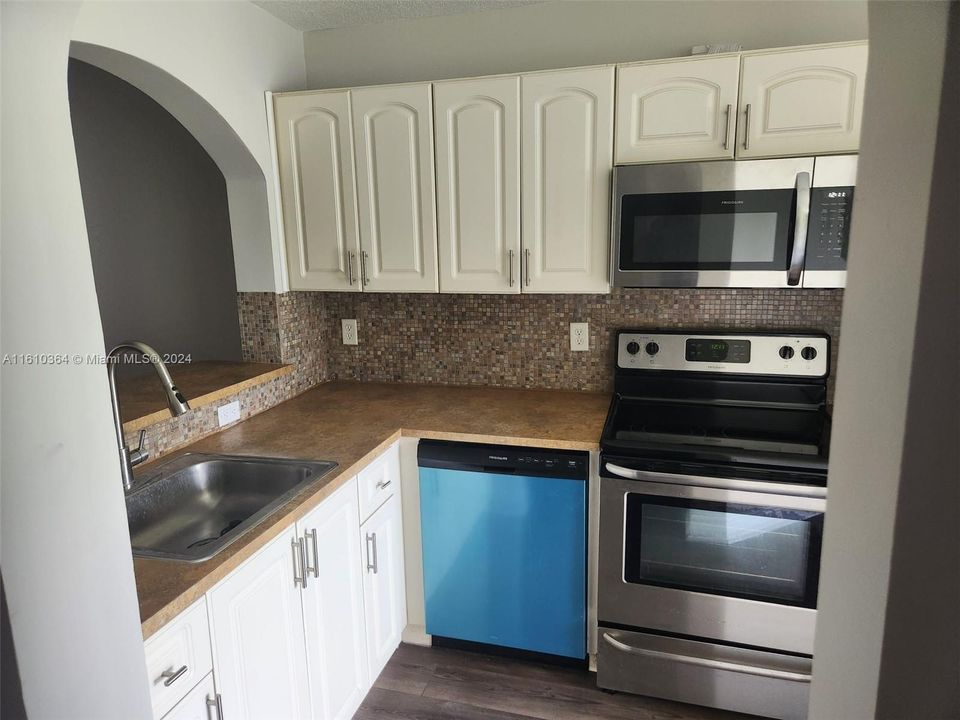 For Rent: $1,900 (2 beds, 2 baths, 822 Square Feet)