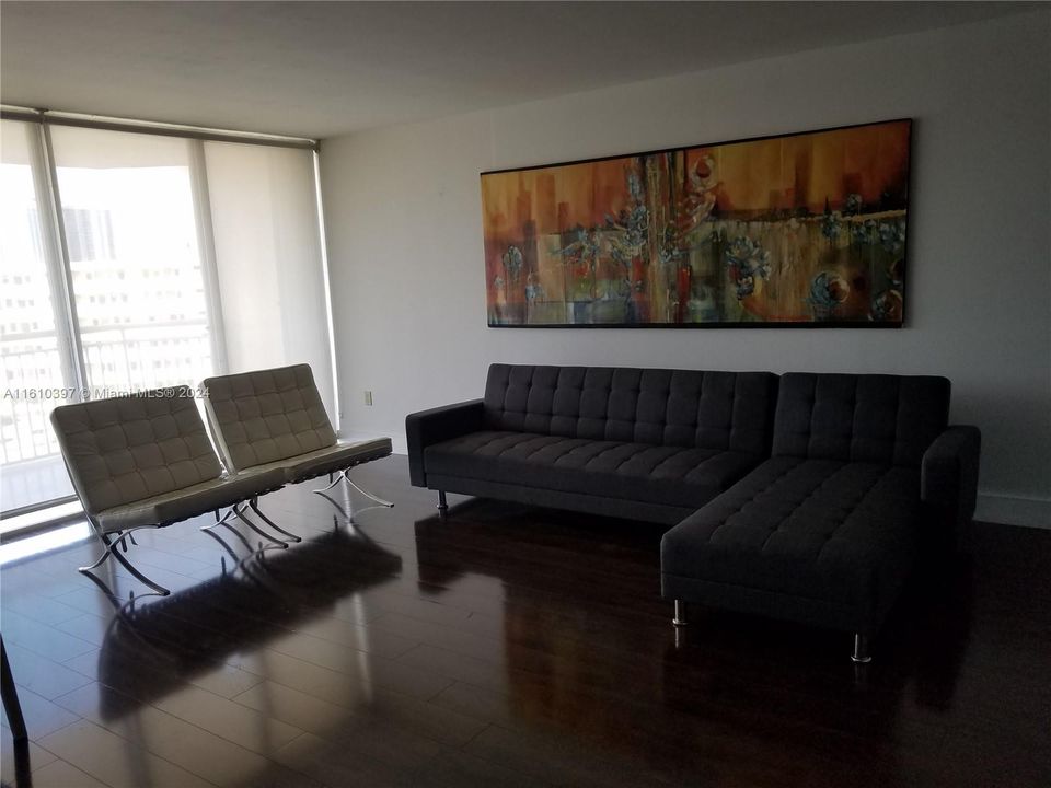 En Venta: $357,000 (2 camas, 2 baños, 1565 Pies cuadrados)