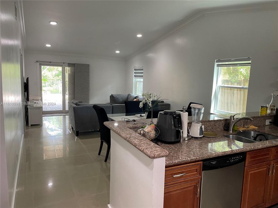 For Sale: $340,000 (2 beds, 2 baths, 952 Square Feet)