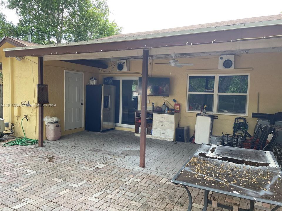 For Sale: $340,000 (2 beds, 2 baths, 952 Square Feet)