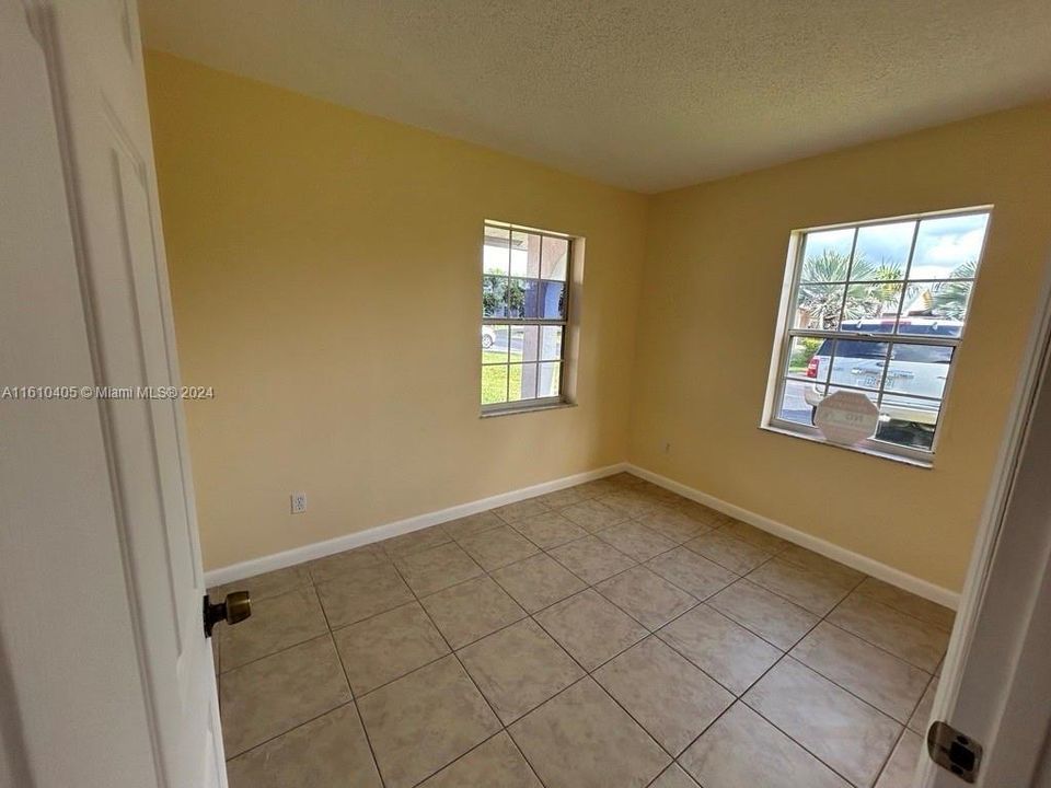 For Rent: $2,600 (3 beds, 2 baths, 1197 Square Feet)