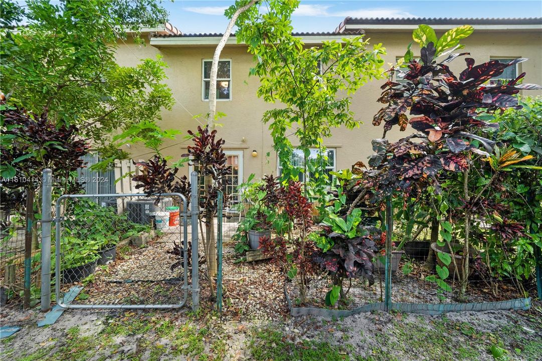 Recently Sold: $420,000 (3 beds, 2 baths, 1556 Square Feet)