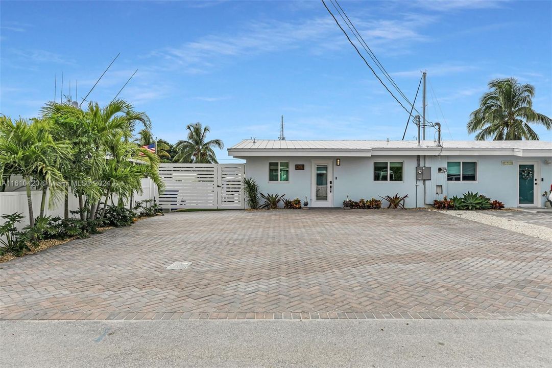 For Sale: $824,900 (2 beds, 1 baths, 850 Square Feet)